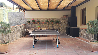 Terraza y piscina rodeada de vegetación y naturaleza