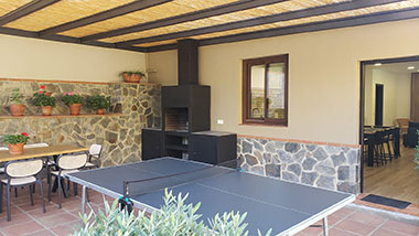 Terraza y piscina rodeada de vegetación y naturaleza