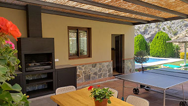 Terraza y piscina rodeada de vegetación y naturaleza